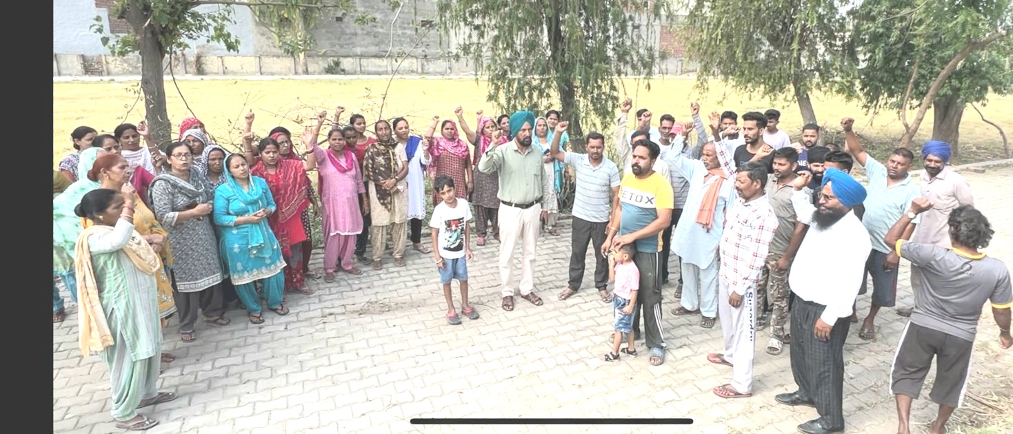 The residents of Mohalla Guru Tegbahadar solved the problem of sewage by removing the gate ball of disposal themselves.